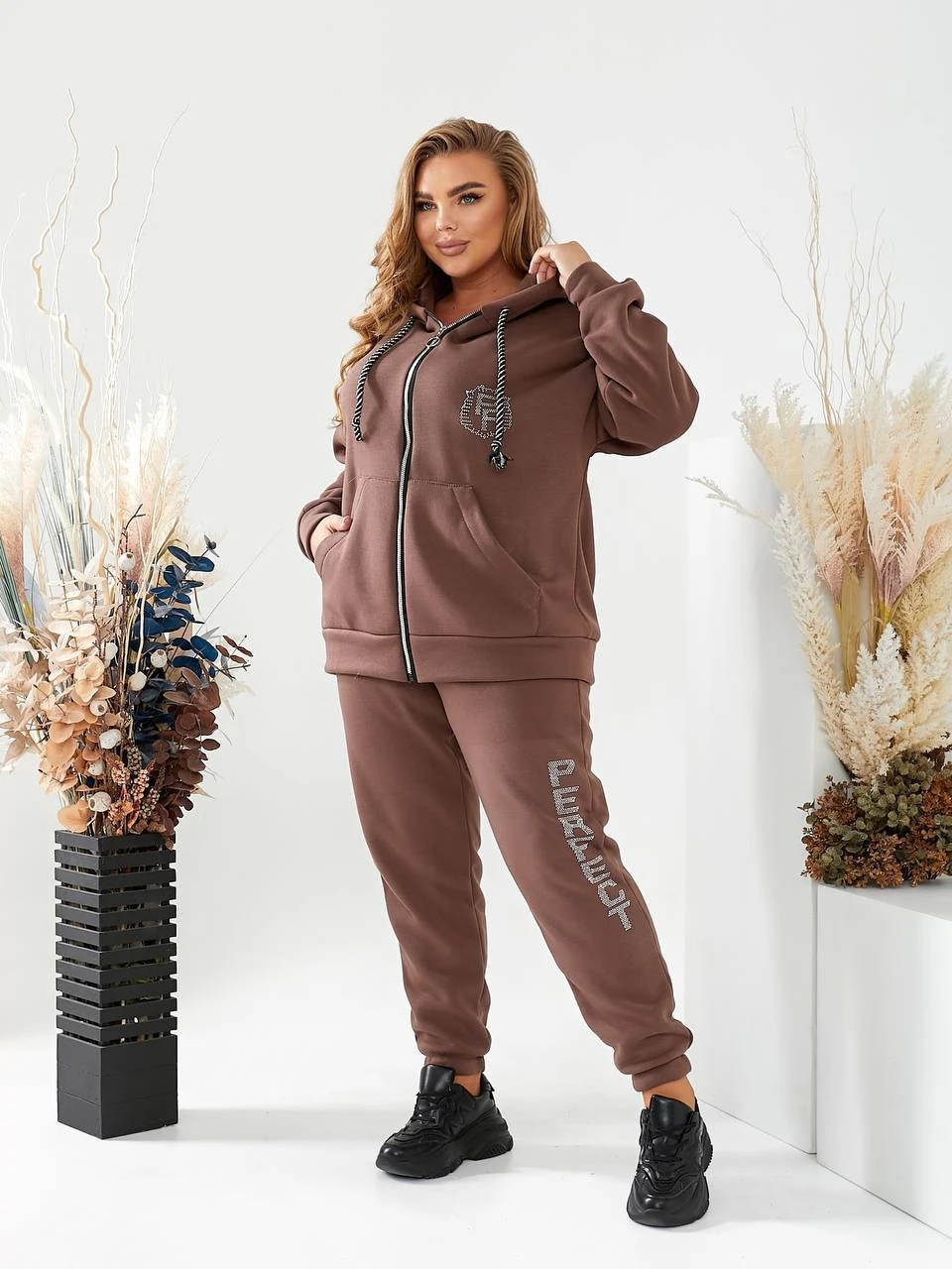 Стильный спортивный костюм